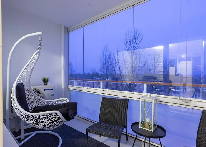 Modern Design W/Balcony, Free Parking,Wifi & A/C