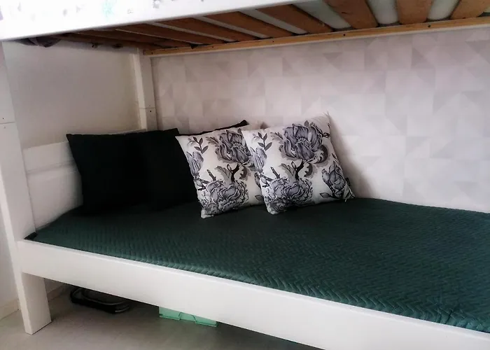 Modern Design W/Balcony, Free Parking,Wifi & A/C